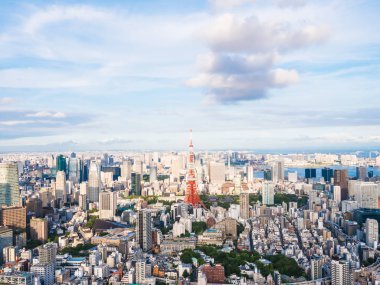 Japonya'da mavi gökyüzü ve beyaz bulut ile güzel mimari ve yapı ile tokyo tokyo şehir etrafında kule