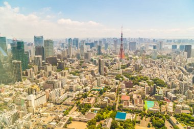 Mavi gökyüzü Japonya'da tokyo kule ile Tokyo şehir bina güzel mimari