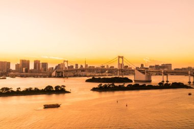 Alacakaranlık günbatımı zaman Japonya'nın tokyo şehir Gökkuşağı Köprüsü ile Cityscape bina güzel mimari