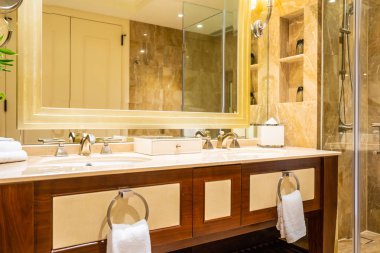 güzel lüks musluk ve lavabo banyo iç dekorasyonda