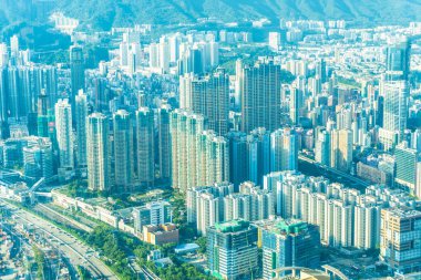 Hong Kong şehrinin güzel mimari binası mavi gökyüzünde ufuk çizgisi.