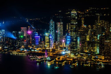 Hong Kong şehrinin dış şehir manzarası geceleri gökyüzüne yükseliyor.
