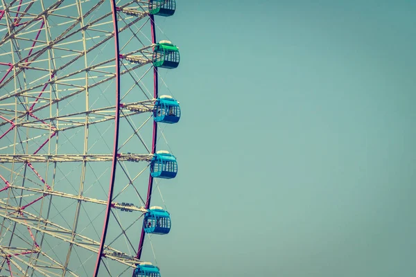 Колесо Обозрения Парке Развлечений Фоне Голубого Неба — стоковое фото