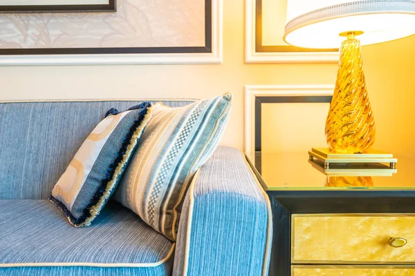リビング ルームのインテリアの枕 ソファの装飾が付いてテーブル側の光のランプ — ストック写真