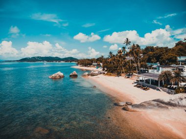 Koh samui Adası Tatil ve seyahat için mavi gökyüzünde üzerinde pek çok ağaç ve beyaz bulut deniz ve plaj güzel havadan görünümü