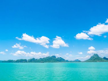 Seyahat ve tatil için mavi gökyüzü arka plan üzerinde beyaz bulut ile güzel tropikal deniz okyanus