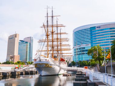 Yokohama Japonya - 25 Temmuz 2018: Güzel Nippon-maru A Yelkenli tekne Japonya Yokohama şehirde mavi gökyüzü ile