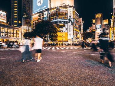 Shibuya Tokyo Japonya - 29 Temmuz 2018: Yayalar insanlar yaya geçidi Tokyo, Japonya'da Shibuya bölgesi çevresinde