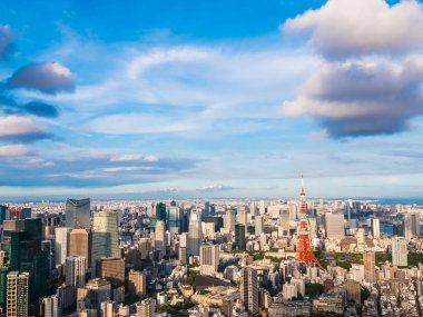 Japonya'da mavi gökyüzü ve beyaz bulut ile güzel mimari ve yapı ile tokyo tokyo şehir etrafında kule
