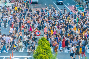 Tokyo, Japonya 29 Temmuz 2018: Shibuya kavşak veya kapısı popüler ve Simgesel Yapı yeme alışveriş için Tokyo'da yerleştirin ve yaya bir sürü burada var