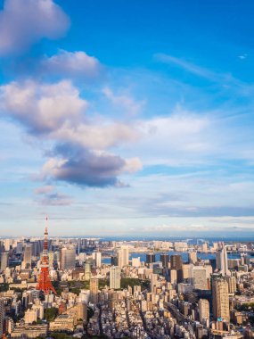 Japonya'da mavi gökyüzü ve beyaz bulut ile güzel mimari ve yapı ile tokyo tokyo şehir etrafında kule