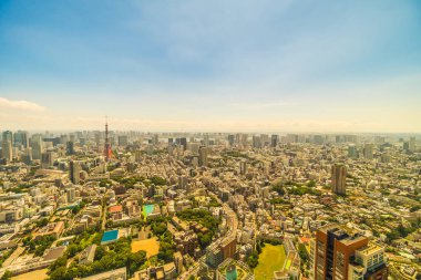 Mavi gökyüzü Japonya'da tokyo kule ile Tokyo şehir bina güzel mimari