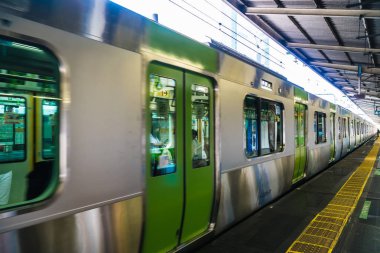 Tokyo Japonya - 5 Ağustos 2018: Japonya'da tren ve metro istasyonu uzaklıktadır popüler ulaşım