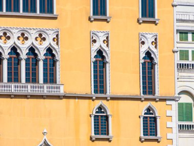 Güzel mimari pencere ve duvar ile bina dış İtalya tarzı