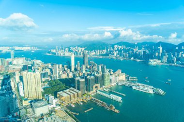 Hong Kong şehrinin güzel mimari binası mavi gökyüzünde ufuk çizgisi.