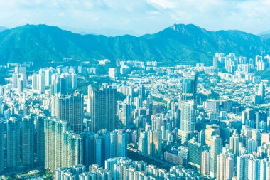 Hong Kong şehrinin güzel mimari binası mavi gökyüzünde ufuk çizgisi.