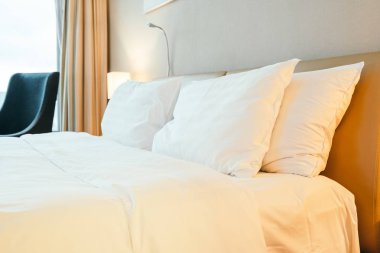 Beyaz yastık yatak otel yatak odası iç dekorasyon