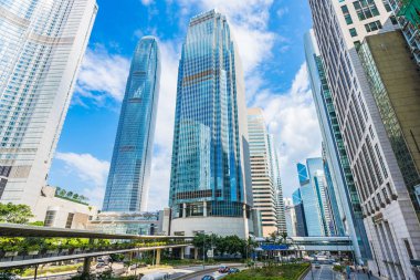 Güzel mimari ofis mavi gökyüzü arka plan üzerine hong kong şehir dış gökdelen Binası
