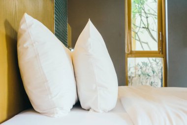 Beyaz yastık yatak otel yatak odası iç dekorasyon