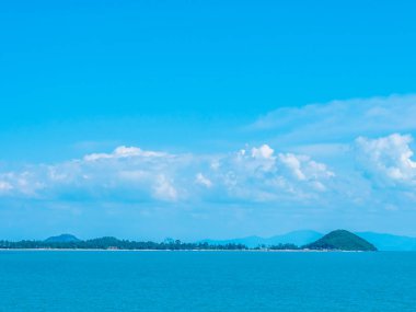 Güzel deniz ve okyanus kopya alanı için metin bulut beyaz ve mavi gökyüzü zemin üzerine