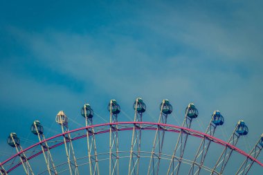 Mavi gökyüzü arka plan üzerinde eğlence Festivali Park'taki dönme dolap