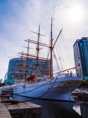 Yokohama Japonya - 25 Temmuz 2018: Güzel Nippon-maru A Yelkenli tekne Japonya Yokohama şehirde mavi gökyüzü ile