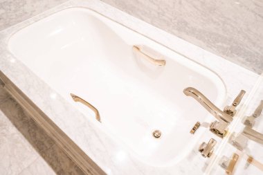 Güzel lüks beyaz küvet ve musluk dekorasyon banyo iç