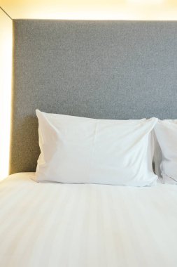 Beyaz yastık yatak otel yatak odası iç dekorasyon