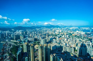 Hong Kong şehrinin güzel mimari binası mavi gökyüzünde ufuk çizgisi.