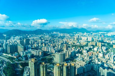 Hong Kong şehrinin güzel mimari binası mavi gökyüzünde ufuk çizgisi.