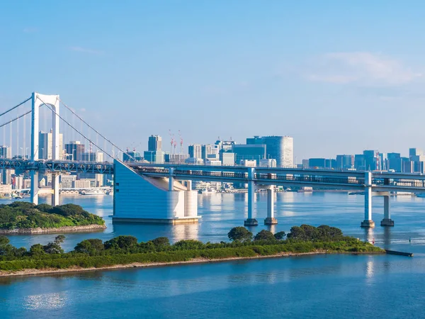 美丽的城市景观与建筑和彩虹桥在东京的日本在蓝天白云 — 图库照片