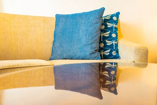 舒适枕头沙发装饰在客厅区域 — 图库照片