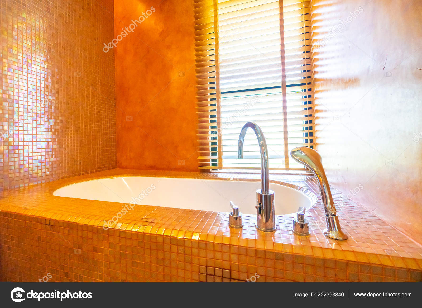Beautiful Bathtub Decoration Bathroom Interior — Stock Photo © mrsiraphol 222393840