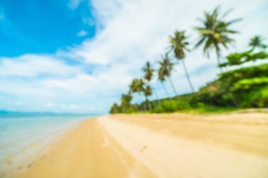 Soyut bulanıklık ve tropikal plaj ve deniz seyahat ve tatil için Hindistan cevizi hurma ağacı arka plan ile defocused
