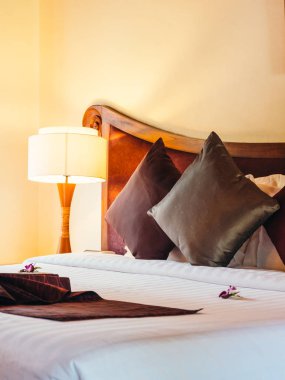 Otel yatak odasında ışık lamba dekorasyonu ile yatakta rahat yastık