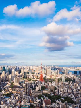 Japonya'da mavi gökyüzü ve beyaz bulut ile güzel mimari ve yapı ile tokyo tokyo şehir etrafında kule