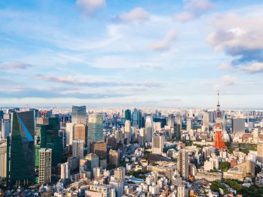 Japonya'da mavi gökyüzü ve beyaz bulut ile güzel mimari ve yapı ile tokyo tokyo şehir etrafında kule