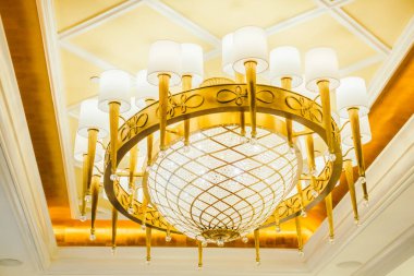 Güzel lüks avize dekorasyonu Odanın içi