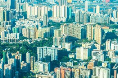 Hong Kong şehrinin güzel mimari binası mavi gökyüzünde ufuk çizgisi.