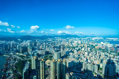 Hong Kong şehrinin güzel mimari binası mavi gökyüzünde ufuk çizgisi.