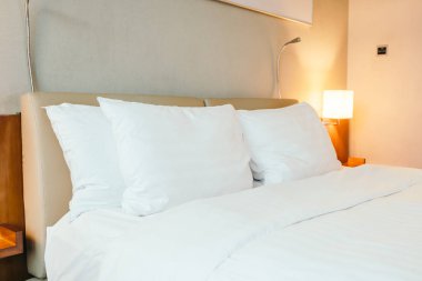 Beyaz yastık yatak otel yatak odası iç dekorasyon