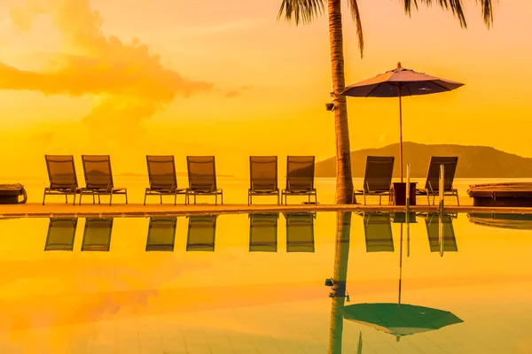 Hermosa Vista Aire Libre Con Sombrilla Silla Alrededor Piscina Hotel — Foto de Stock