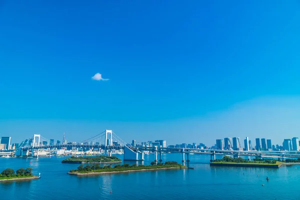 日本美丽的建筑景观与彩虹桥的东京城市 — 图库照片
