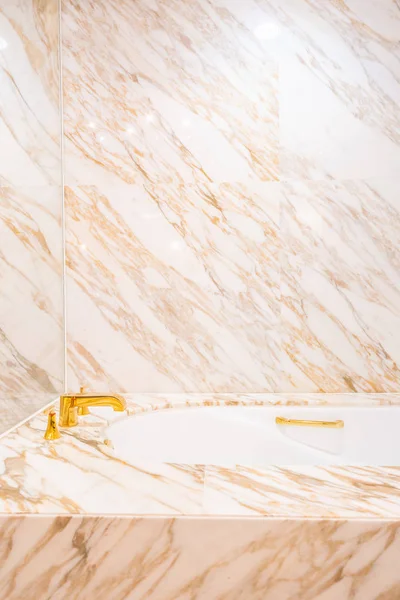 Hermosa Bañera Blanca Lujo Decoración Del Grifo Interior Del Baño — Foto de Stock