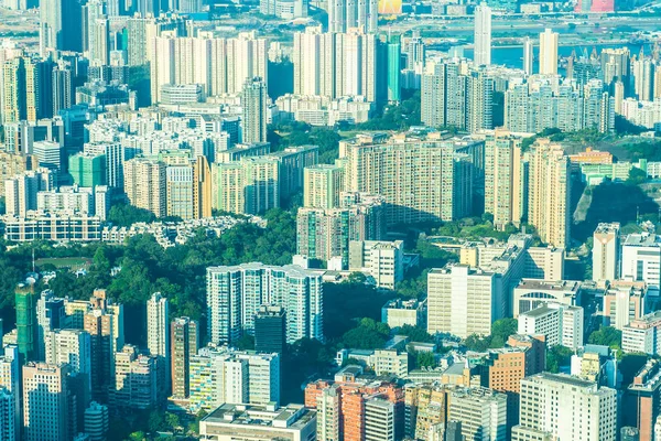 Hong Kong şehrinin güzel mimari binası mavi gökyüzünde ufuk çizgisi.