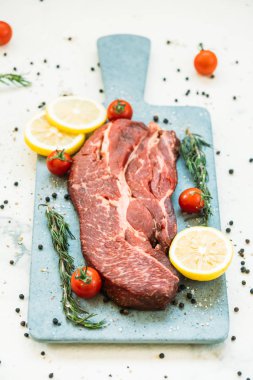 Kesme tahtası sebze ve yemek pişirmek için madde ile ham sığır eti
