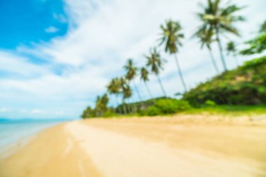 Soyut bulanıklık ve tropikal plaj ve deniz seyahat ve tatil için Hindistan cevizi hurma ağacı arka plan ile defocused