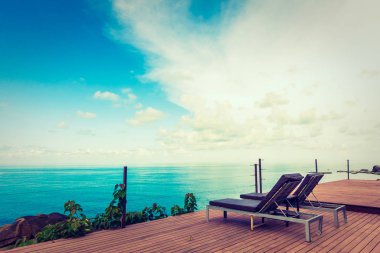 Güzel tropikal deniz okyanus ve mavi gökyüzü arka plan Oda Veranda balkon seyahat ve tatil için