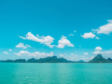 Seyahat ve tatil için mavi gökyüzü arka plan üzerinde beyaz bulut ile güzel tropikal deniz okyanus