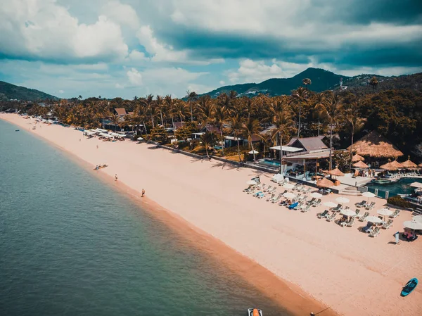 Flygfoto Över Vacker Tropisk Strand Och Havet Med Palmer Och — Stockfoto